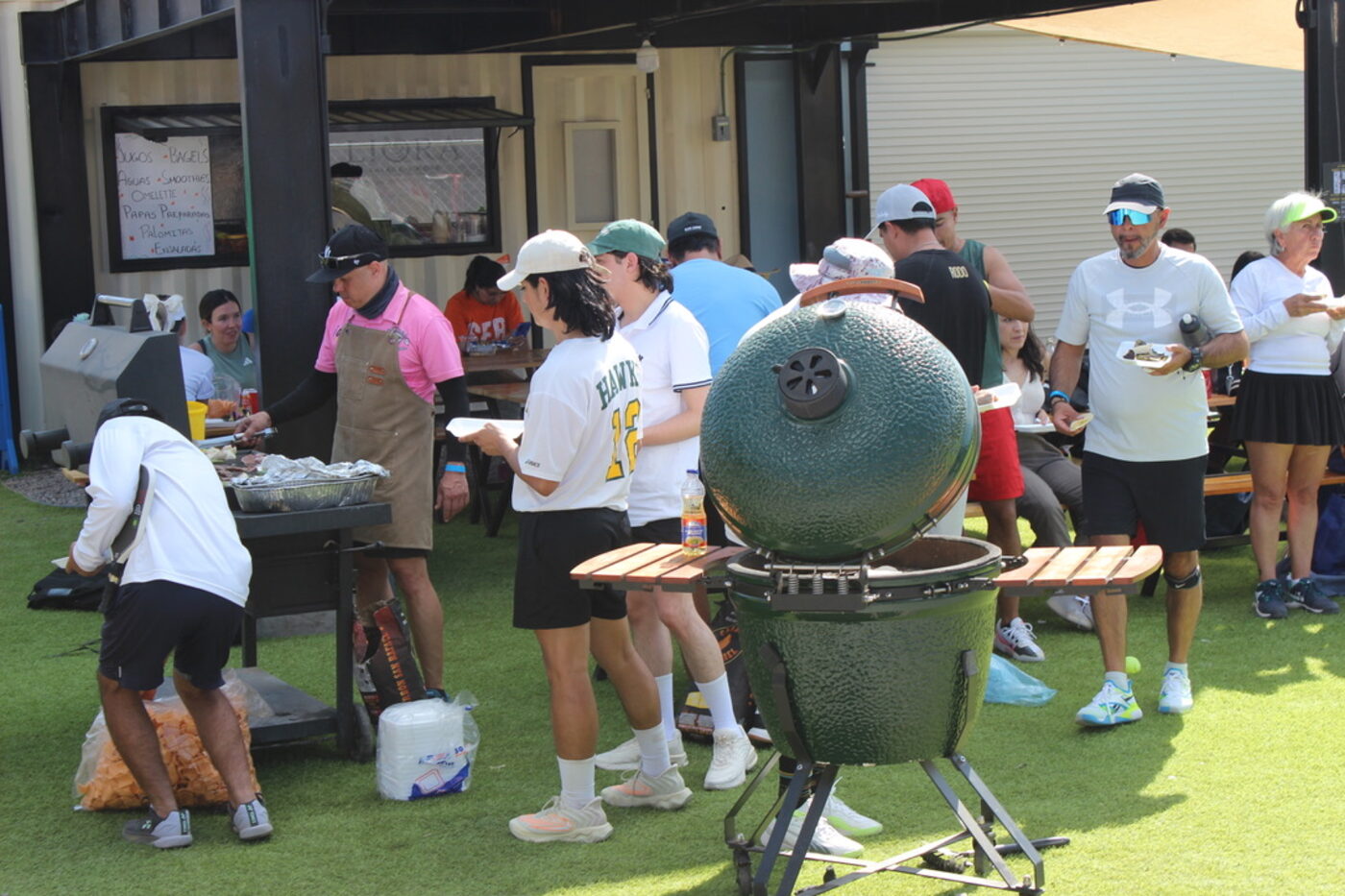 Asadores y comida en un evento en Dorado