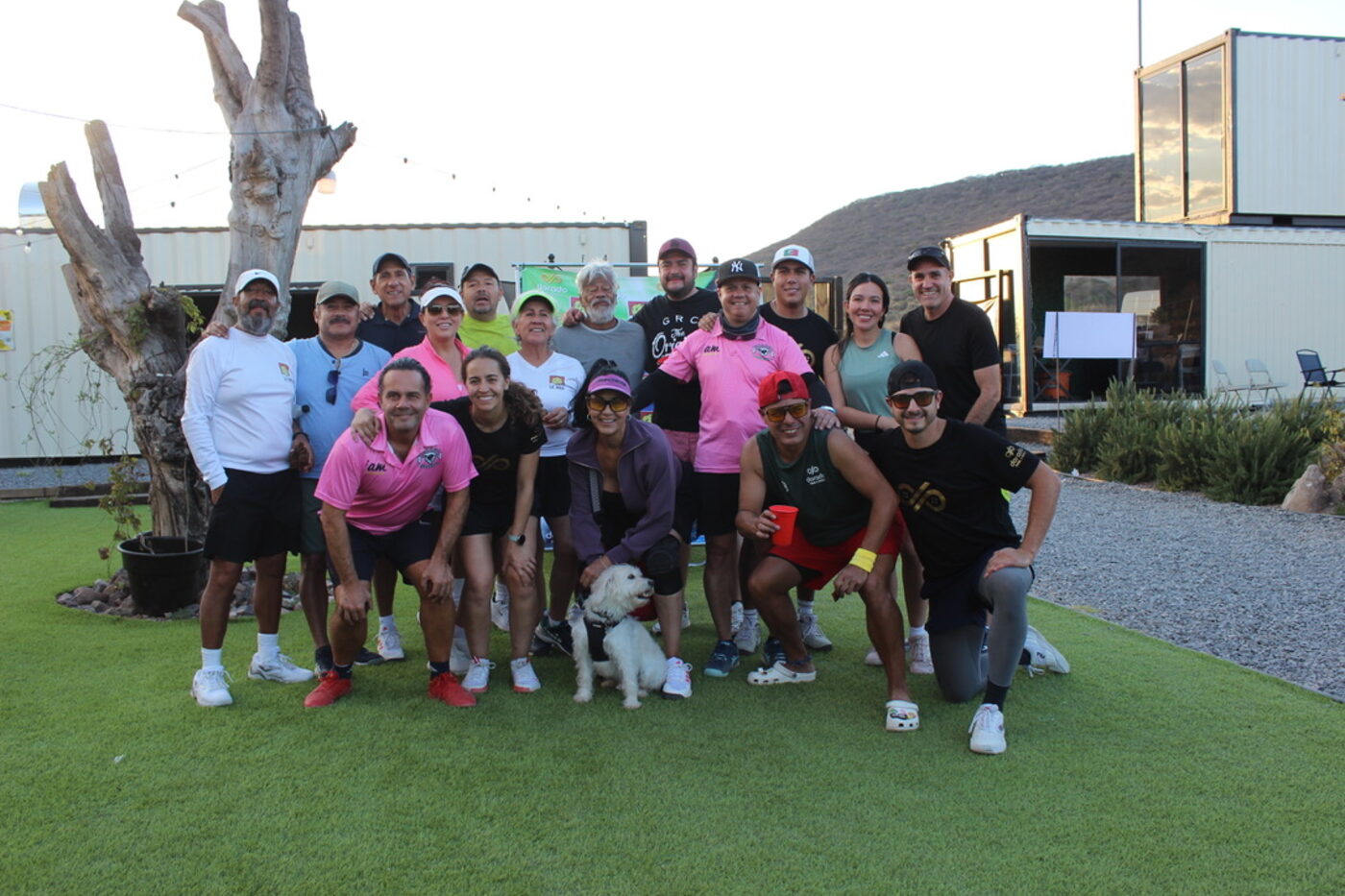 Grupo de amigos en una convivencia en el club Dorado