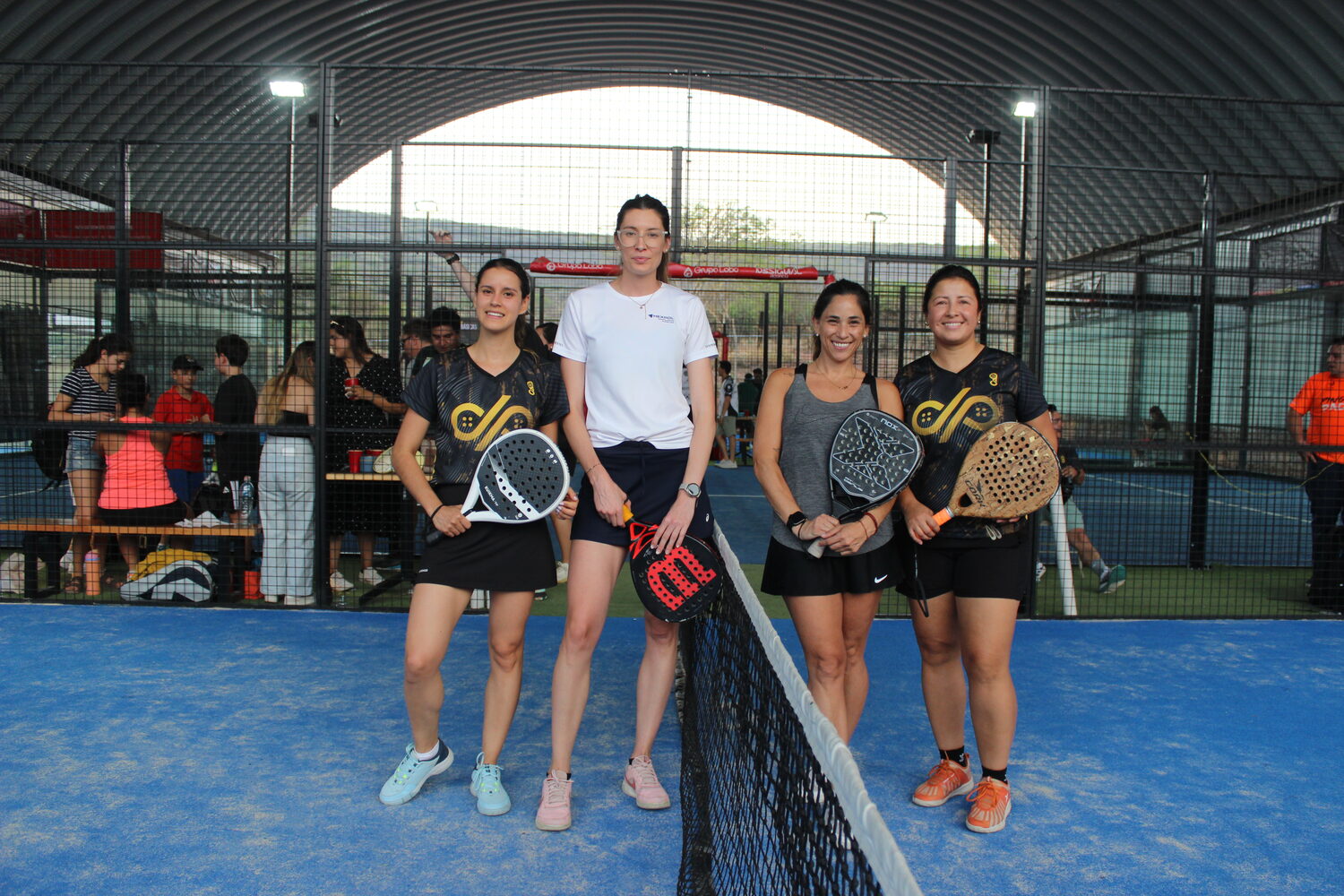 Jugadoras de pádel posando en la cancha durante un torneo en Dorado