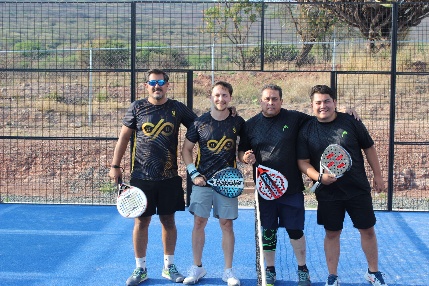 Jugadores de pádel posando en la cancha durante un torneo en Dorado